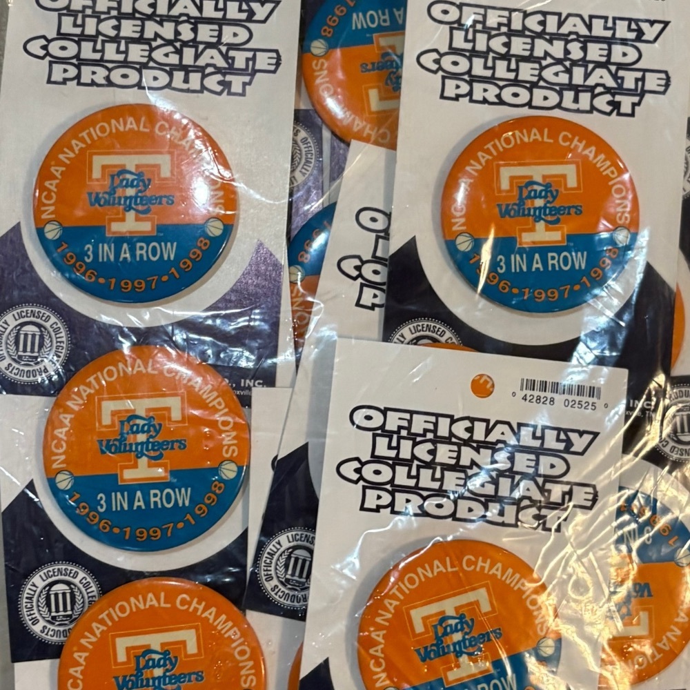 VTG Lot Of 25 Tennessee Lady Vols 3-Peat NCAA Champs 1996 97 98 Pinback Buttons